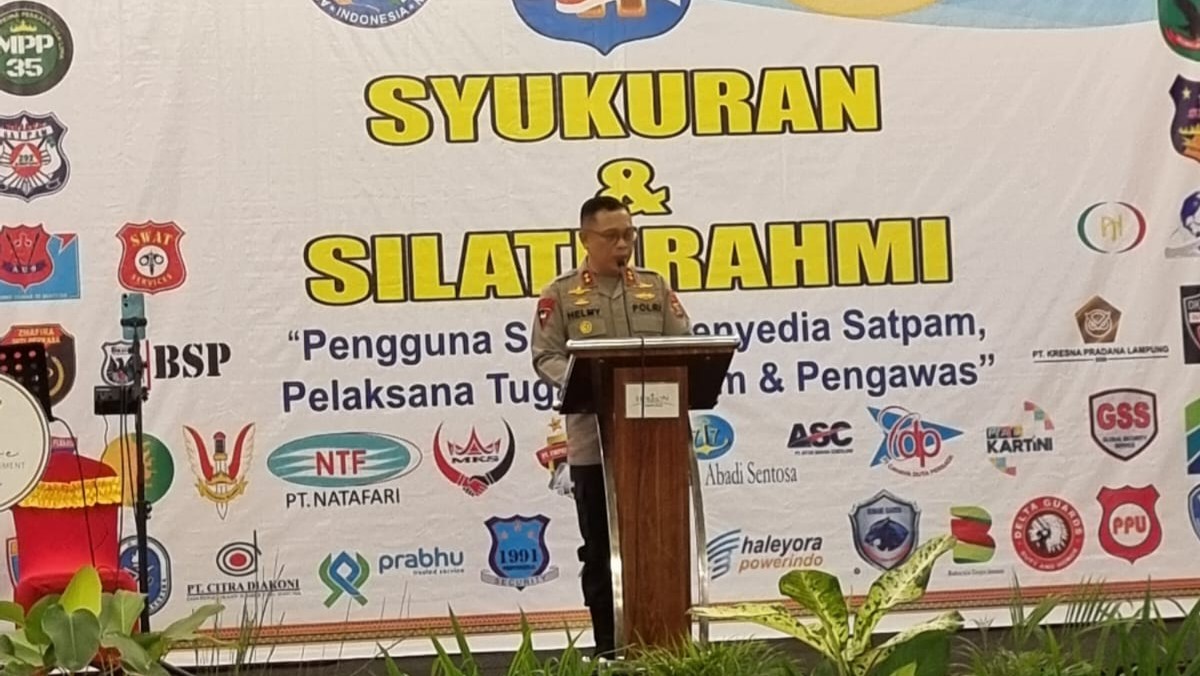 "Kapolda Lampung Irjen. Pol. Helmi Santika menyampaikan pidato, mengapresiasi peran Satpam dalam menjaga keamanan masyarakat."