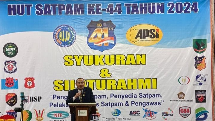 "Ketua DPD APSI Lampung, Dr (C) Andri Meirdyan Syarif, menyampaikan sambutan pada HUT Satpam ke-44, menekankan pentingnya profesionalisme Satpam."