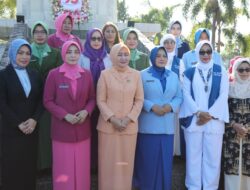 Mami Yani Fahrizal Ikuti Ziarah dan Tabur Bunga dalam Rangka Peringatan Hari Ibu Tahun 2023 di Taman Makam Pahlawan Bandar Lampung