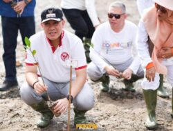 Pemda Pesawaran Bersama Kemenag Lampung Menanam Mangrove dan Bersih Pantai