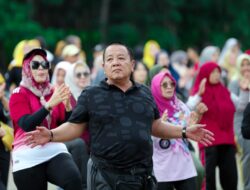 Gubernur Arinal Djunaidi dan Riana bersama Seluruh Jajaran OPD Pemprov Lampung Senam Bersama di Kebun PKK Agropark Sabah Balau