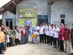 Riana Sari Arinal Serahkan Bantuan Mesin Jahit kepada Kelompok UEP Rejo Maju Bersama di Tegineneng