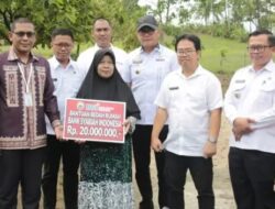 Langkah Awal 2024, Pemkab Lamsel Gandeng CSR BSI Salurkan Bantuan Bedah Rumah di Kalianda