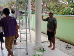 Relawan Ganjar Mahfud Lampung Melakukan Pengecatan Masjid Nurul Amal di Gebang Hilir Pesawaran