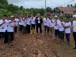 Relawan Paslon 03 Lampung Gotong Royong Perbaiki Jalan di Kalianda Lamsel