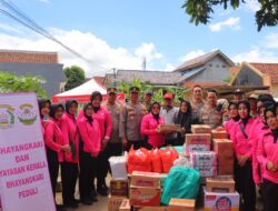 Polda Lampung Berjibaku Membantu Korban Banjir