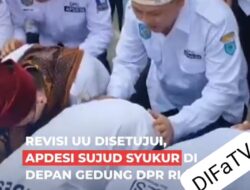 Tuntutan Revisi UU Desa Dikabulkan, Massa Apdesi Sujud Syukur Depan Gedung DPR RI