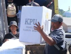 Polres Pesawaran Polda Lampung Kawal Pendistribusian Logistik ke Pulau Pahawang dan Pulau Legundi