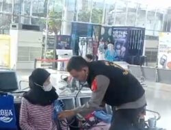 Tim Biddokes Polda Lampung Datangi Pemudik Bagikan Obat dan Vitamin