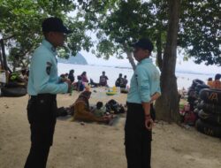 Berikan Rasa Aman dan Nyaman Libur Lebaran, Personil Ditpamobvit Polda Lampung Lakukan Patroli di Pantai