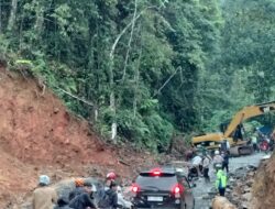 Polisi Berjibaku Mengatur Lalu Lintas di Lokasi Longsor Km 17 di Lampung Barat