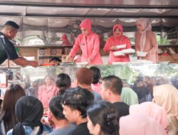 Bhayangkari Daerah Lampung Bagikan Makanan Gratis ke Pemudik
