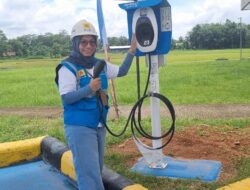 Srikandi PLN Rela Tak Pulang Agar Lebaran Tetap Terang