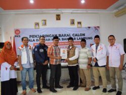 Yusirwan dan Brigjen ( Purn) Iksan mengembalikan berkas penjaringan berkas  Bacakada  DPD PKS Bandar Lampung