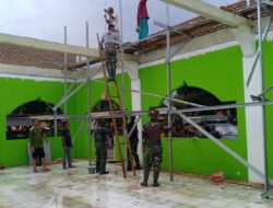 Satgas TMMD Kodim 0421/ Lamsel dan Warga Budi Lestari Bahu membahu dalam Membangun Masjid