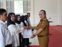 PENJABAT BUPATI MESUJI SULPAKAR SERAHKAN SK PPPK KABUPATEN MESUJI FORMASI TAHUN 2023
