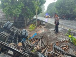 Akibat Mengantuk, Mobil Tronton Hino Seruduk Rumah Warga Di Mesuji