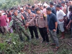 Team Inafis Polres Bersama Personil Polsek Mesuji Melakukan Olah TKP dan Mengevakuasi Mayat Yang di Temukan di Dalam Parit Kebut Karet