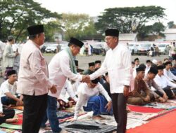 Mingrum Gumay, Melaksanakan Sholat Idul Adha Bersama Masyarakat