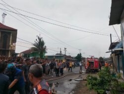 Kebakaran Melahap Rumah Nenek Sainah di Pesawaran, Polisi Bantu Padamkan