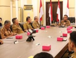 Arinal Djunaidi Menyarahkan Surat PLH Bupati Mesuji Melalui Asisten Administrasinya