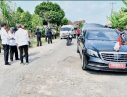 Momen Dadakan Presiden RI Jokowi Hentikan Kendaraannya Saat Melewati Jalan Rusak