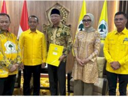 Ketum Golkar Bahlil Menyerahkan Rekomendasi Bacagub Dan Wacagub Kepada RMD – Jihan