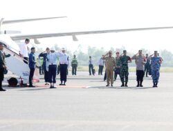 Kapolda Lampung bersama Pj. Gubernur Samsudin Sambut Kedatangan Presiden Joko Widodo di Bandara Raden Intan II dalam Rangka Peresmian Tiga Proyek Strategis Nasional