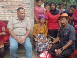 Rumahnya Roboh, Ibu Paikem Bersyukur Bupati H. Nanang Datang Beri Bantuan