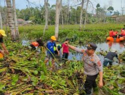 Tertutup Sampah dan Eceng Gondok, Polsek Penengahan Bersama Masyarakat Bersihkan Genangan Air