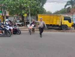 Wujud Kepedulian Polisi Bantu Warga Menyeberang Jalan