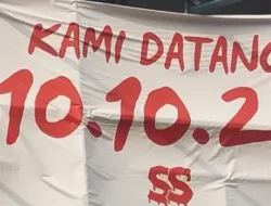 Satpol-PP Kota Bandar Lampung Tertibkan Spanduk Misterius Di Beberapa Titik Di Bandar Lampung