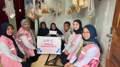 Apresiasi Pedagang Kecil Wanita di momen Hari Ibu, YBM dan Srikandi PLN UID Lampung Salurkan Bantuan