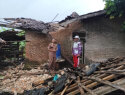 Akibat Hujan Lebat Di Sertai Angin Kencang Satu Rumah Di Kecamatan Sidomulyo Roboh