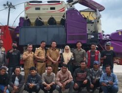 Elfianah Khamami Menyerahkan Bantuan 1 Unit Combine Harvester Pada Brigade Pangan Desa Sungai Badak
