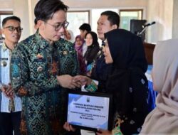 Bupati Radityo Egi Pratama Serahkan Insentif Tahap 1 Tahun 2025 untuk Guru Honorer