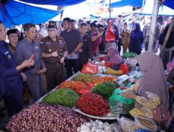 Bupati Pringsewu H. Riyanto Pamungkas Blusukan, Tinjau Stok dan Harga Kebutuhan Pokok di Pasar Banyumas