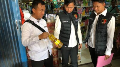 Hasil Sesuai, Polres Mesuji Lakukan Pengecekan Kemasan Minyak Kita di Pasar Simpang Pematang