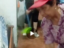 Camat Labuhan Ratu dan Lurah serta Kaling II dan Ketua RT 04 Bantu Warga keluarkan Air