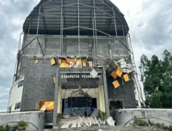 Akibat Dihantam Angin Kencang, Gedung DPRD Pesawaran Lampung Ambruk