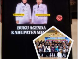 Bupati Mesuji Elfianah Bagikan Ratusan Buku Agenda Untuk Guru TK dan Sekolah Dasar