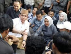 Pemandangan Berbeda Tersaji di Tugu Adipura, Kalianda, Senin (1/9/2025).