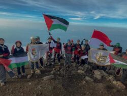 AWG Kibarkan Bendera Indonesia-Palestina di Gunung Raung