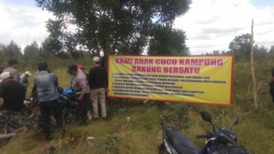 Ratusan Warga Bakung Gelar Aksi Damai di Lahan PT S