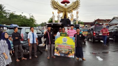 IKAMA Bagikan Takjil Ramadan di Tugu Penganten Pesawaran, Wujud Kepedulian dan Kebersamaan