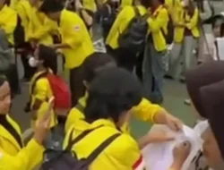 Ketika Tinta Emosi Menyentuh Kerudung Seorang Polwan