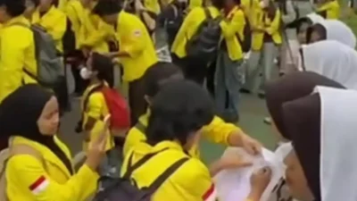 Ketika Tinta Emosi Menyentuh Kerudung Seorang Polwan