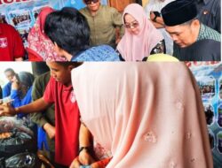 Bupati Mesuji Elfianah Ambil Uang Receh Dari Tangan Masyarakat