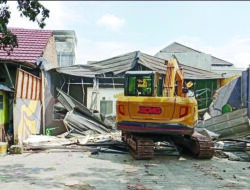 Eksekusi lahan dan bangunan di Jalan Ryacudu, Sukarame, Kota Bandar Lampung, berlangsung ricuh dan seorang Ibu pingsan