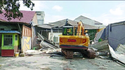 Eksekusi lahan dan bangunan di Jalan Ryacudu, Sukarame, Kota Bandar Lampung, berlangsung ricuh dan seorang Ibu pingsan
